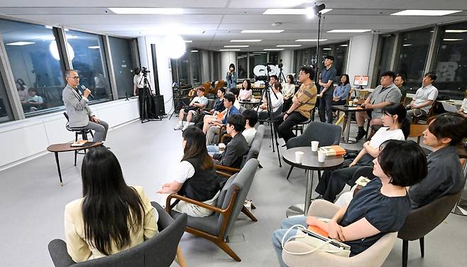 김기석 청파교회 원로목사가 지난 4일 서울 여의도 국민일보 K라운지서 열린 북콘서트 ‘국민일독’에서 신간 ‘지혜의 언어들’의 핵심 메시지를 전하고 있다. 신석현 포토그래퍼