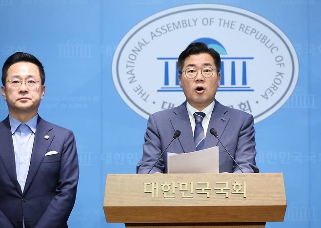 박찬대 더불어민주당 당대표 후보가 17일 국회 소통관에서 기자회견문을 낭독하고 있다. 연합뉴스