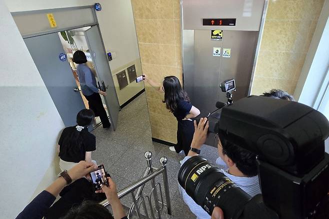 18일 강원도 강릉 권성동 국민의힘 의원 사무실 앞에 취재진이 모여 있다. 연합뉴스