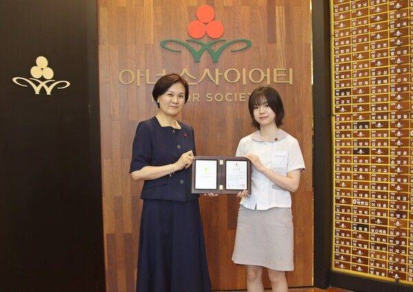 신혜영 서울 사랑의열매 사무처장(왼쪽)과 백은별 기부자가 아너 소사이어티 인증패를 들고 기념사진을 촬영하고 있다. 서울 사랑의 열매 제공