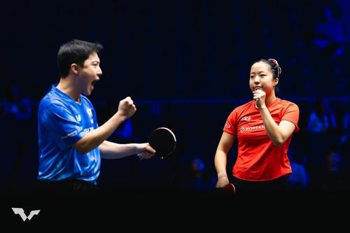 WTT 미국 스매시 혼합복식에 나선 신유빈(오른쪽)과 임종훈. 사진[연합뉴스]