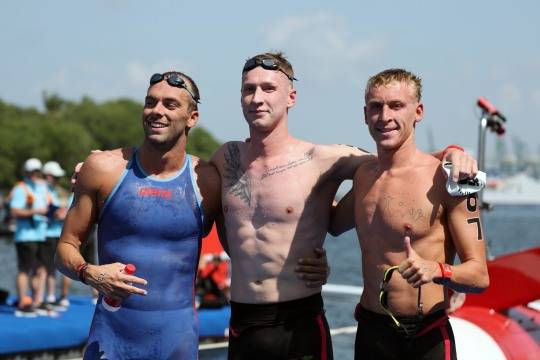 오픈워터 남자 5㎞ 우승자 벨브로크(가운데)와 2위 팔트리니에리(왼쪽), 3위 올리비에. 사진[EPA=연합뉴스]