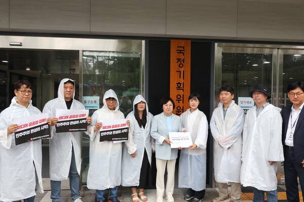 ▲김현 민주당 의원에게 미디어 공공성 7대 과제를 전달한 언론노조 미디어발전협의회. 사진=언론노조 미디어발전협의회