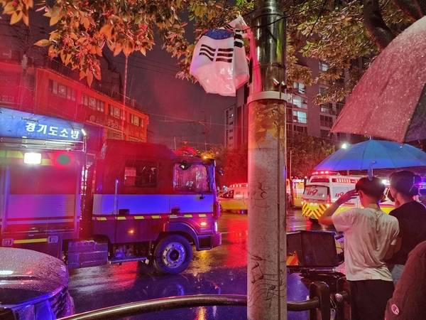 17일 오후 9시 5분께 광명시 소하동의 아파트 주차장에서 큰 불이 나 소방차가 출동하고 있다. [사진 = 경기도소방재난본부]