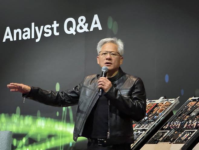 젠슨 황 엔비디아 CEO가 지난 5월 21일 타이베이 만다린 오리엔탈 호텔에서 열린 ‘글로벌 미디어 Q&A’ 행사에서 취재진 질문에 답하고 있다. [연합뉴스]