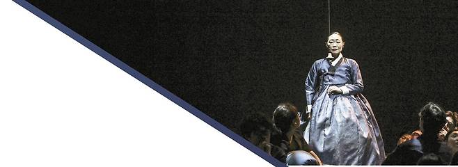 지난 4일 세종문화회관 S씨어터에서 열린 무대와 객석의 경계를 없앤 싱크 넥스트 25 개막작 '루시드폴, 정마리, 부지현'. 관객들이 바닥에 앉거나 누워 보컬리스트 정마리의 한국 전통 정가를 자유롭게 감상하고 있다. 세종문화회관