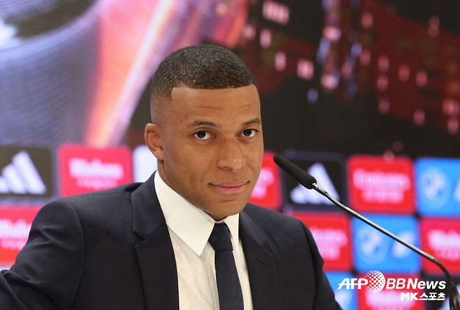 킬리안 음바페(26·레알 마드리드)가 프랑스 경찰의 조사를 받고 있다. 스페인 ‘아스’는 프랑스 주간지 ‘르 카나르 앙셰네’의 보도를 인용하며 “프랑스 경찰청 감찰조사국(IGPN)이 음바페가 2023년 6월 5명의 프랑스 경찰관에게 총 18만 300유로(한화 약 2억 9,000만 원)를 기부했다”고 전했다. 매체는 이어 “음바페에게 돈을 받은 이들은 프랑스 국가대표팀 경호를 맡았던 경찰관들이다. 음바페는 모나코에 있는 자신의 계좌에서 수표를 발행해 이들에게 돈을 건넸다”고 했다. 사진=AFPBBNews=News1