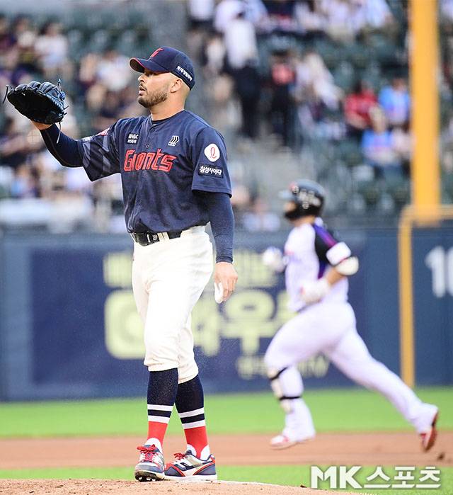 18일 경기에서 박동원에게 홈런을 허용한 감보아. 사진(잠실 서울)=김영구 기자