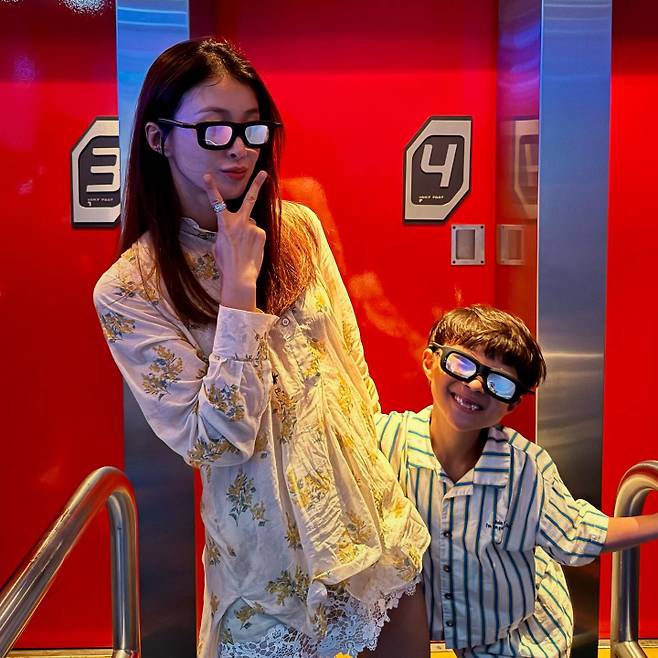 아들과 함께 미국 여행 중인 이시영의 D라인이 살짝 공개됐다. /사진=인스타그램 갈무리