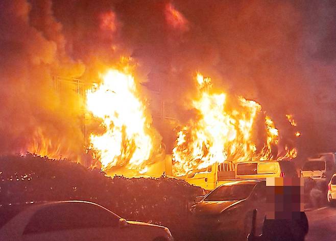 17일 오후 9시 5분께 경기 광명시 소하동 소재 10층짜리 아파트 주차장에서 불이 났다. 이 화재로 3명이 심정지 상태로 인근 병원으로 옮겨졌다./사진=경기도소방재난본부 제공