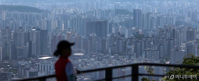 [서울=뉴시스] 조성우 기자 = 6·27 고강도 대출 규제의 여파로 서울 집값의 상승세가 2주째 둔화된 것으로 나타난 11일 오전 서울 남산에서 아파트 단지가 내려다보이고 있다.   KB부동산이 발표한 주간 아파트 시장 동향에 따르면 지난 7일 기준 전국 아파트 매매가격은 0.04%, 수도권은 0.11% 상승했다. 서울 아파트 매매가격은 0.28%로 24주째 오름세가 지속되고 있으나 상승세가 2주 연속 둔화됐다.  금융 당국의 대출규제 이후 서울 아파트 매수심리도 위축되고 있다. 서울 매수우위지수는 60.6으로 전주(76.4)보다 15.8포인트(p) 떨어지며 대출규제 발표 이후 2주 연속 하락했다. 2025.07.11. xconfind@newsis.com /사진=조성우