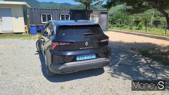 르노 전기 SUV '세닉 E-Tech 100% 일렉트릭'의 후면 조명은 멀리 떨어진 화살표가 서로 마주 보는 형상으로 디자인됐다. /사진=김창성 기자