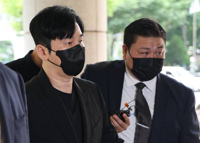세금을 내지 않고 해외에서 수억원대 명품 시계들을 반입한 혐의로 재판에 넘겨진 양현석 YG엔터테인먼트 총괄 프로듀서가 공판 출석을 위해 지난 7월 4일 서울 마포구 서울서부지방법원으로 들어서고 있다. 연합뉴스
