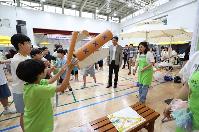 오승록(가운데) 서울 노원구청장이 덕암초등학교에서 열린 ‘보석같은하루’ 활동의 윷놀이 모습을 참관하고 있다. 노원구청 제공
