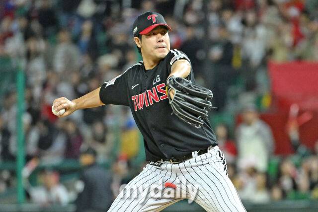 24일 인천 SSG랜더스필드에서 열린 '2025 신한 SOL BANK KBO리그' LG 트윈스와 SSG랜더스 경기. LG 김진성이 9회말 교체되 마운드에 올라 힘차게 투구하고 있다./마이데일리