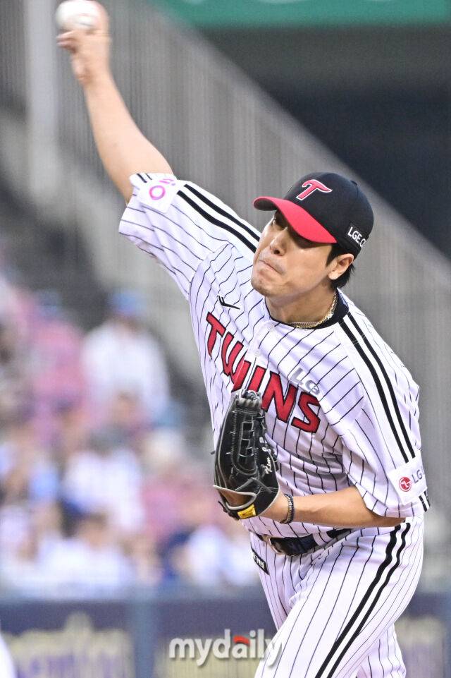 31일 서울 잠실야구장에서 열린 '2025 신한 SOL BANK KBO리그' 삼성 라이온즈와 LG 트윈스 경기. LG 김진성이 8회초 교체되 마운드에 올라 힘차게 투구하고 있다./마이데일리