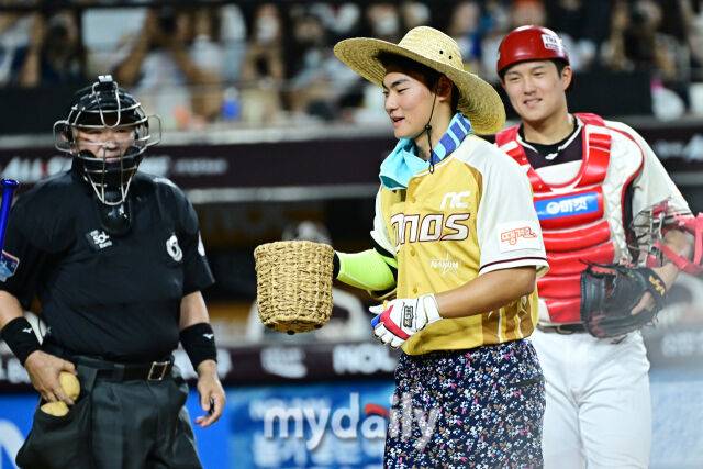 12일 대전 한화생명 볼파크 야구장에서 열린 '2025 신한 SOL뱅크 KBO 올스타' 드림 올스타(삼성·두산·KT·SSG·롯데) - 나눔 올스타(KIA·LG·한화·NC·키움) 경기. 나눔 김주원이 7회말 타석에 올라 심판과 포수에게 감자를 전달했다./마이데일리