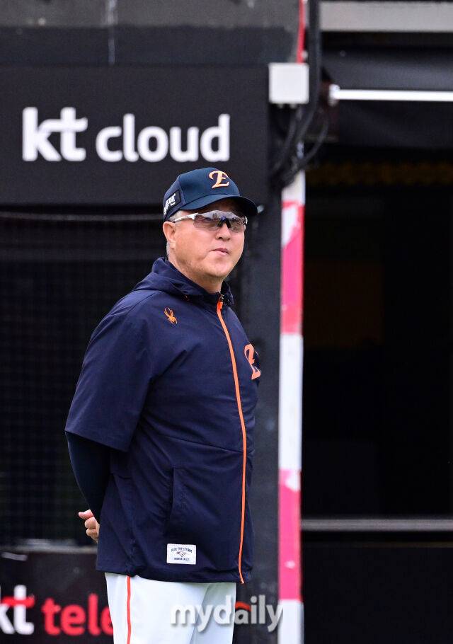 2025년 7월 17일 오후 경기도 수원 KT위즈파크에서 열린 '2025 신한 SOL뱅크 KBO 리그' 한화 이글스와 KT 위즈의 경기. 한화 김경문 감독이 날씨를 확인하고 있다./마이데일리