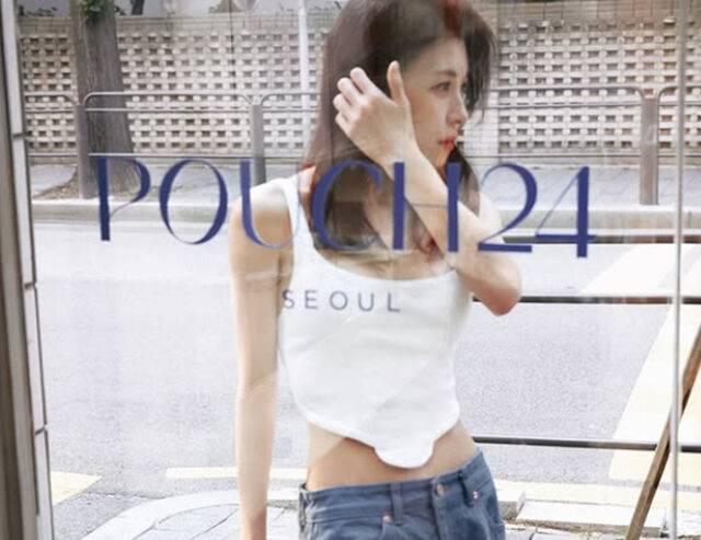 하지원이 잘록한 개미허리를 자랑해 눈길을 끌고 있다. / 하지원 소셜미디어