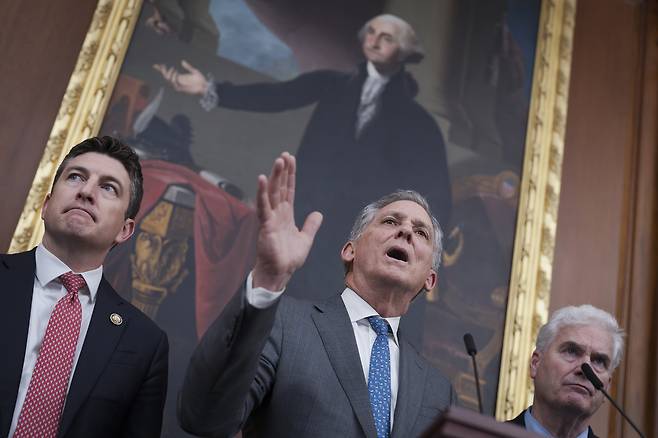 하원 금융서비스위원장 프렌치 힐(가운데)이 브라이언 스틸(왼쪽) 하원의원과 톰 에머(오른쪽) 하원 원내대표가 나란히 앉아 기자들과 이야기를 나누는 모습 [AP]