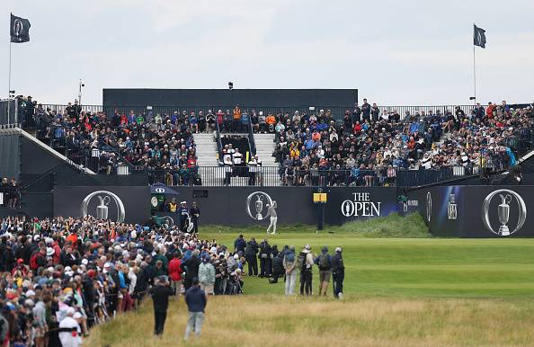 로리 매킬로이가 18일(한국시간) 고향 북아일랜드에서 열린 디오픈 1라운드에서 티잉 구역 주위를 가득 메운 홈팬들 앞에서 1번홀 티샷을 하고 있다.  [게티이미지]