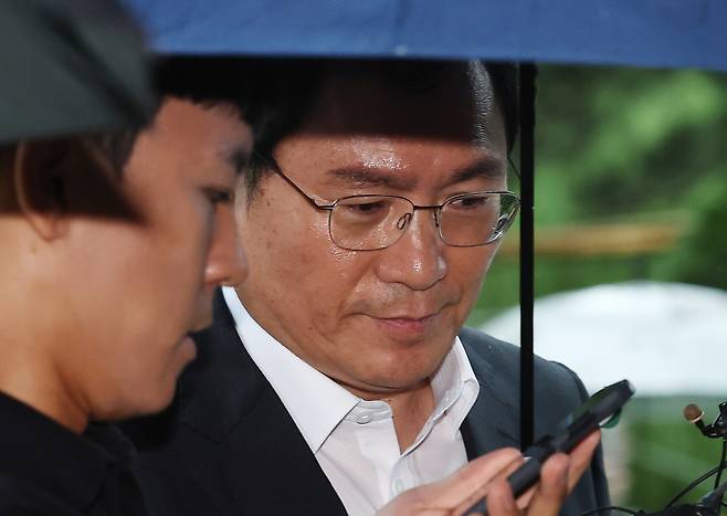 윤창호 전 한국증권금융 사장이 지난 17일 서울 종로구 KT광화문빌딩 웨스트에 마련된 김건희 여사 의혹 수사 민중기 특별검사 사무실에 출석하고 있다. [연합뉴스]