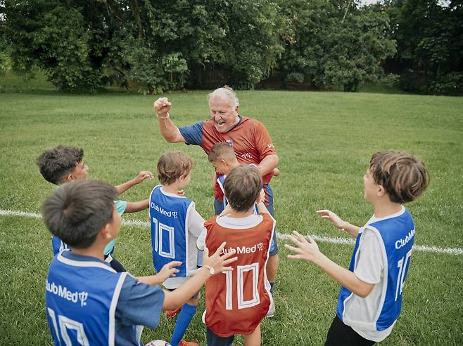영어로 하는 지코 축구교실이 클럽메드 홋카이도 키로로리조트에서 열린다.