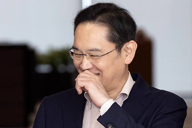 일본 출장을 마친 이재용 삼성전자 회장이 지난 4월 9일 강서구 서울김포비즈니스항공센터(SGBAC)를 통해 귀국하고 있다. [연합]