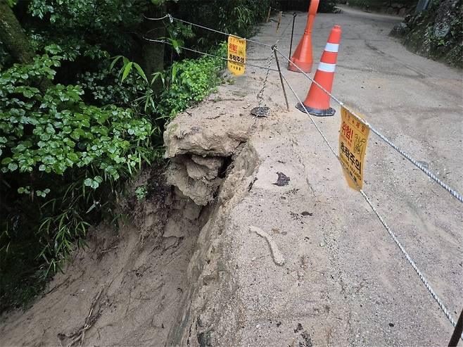 석굴암 진입로 사면 일부가 유실된 모습. [국가유산청]