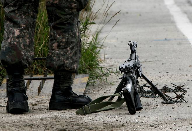 강원도 육군 모부대 소속 병사 1명이 18일 탈영했다가 체포됐다. 육군은 “오늘 오후 7시47분께 강원도 모부대에서 경계근무 중 총기와 공포탄을 부대 인근에 유기하고 부대를 이탈한 병사를 민간경찰과 공조해 오후 10시2분께 괴산 톨게이트에서 확보했다”고 밝혔다.  사진은 기사와 무관. [뉴시스]