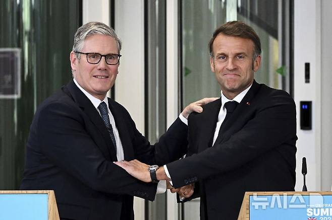 [런던=AP/뉴시스] 에마뉘엘 마크롱(오른쪽) 프랑스 대통령과 키어 스타머 영국 총리가 10일(현지 시간) 영국 런던에서 공동 기자회견을 하면서 악수하고 있다. 마크롱 대통령은 러시아-우크라이나 휴전 직후 우크라이나에 '의지의 연합'을 배치할 것이라고 밝혔다. '의지의 연합'은 우크라이나 전후 안전 보장을 지원하기 위해 영국, 프랑스 주도로 결성한 서방 위주의 자발적 연합체로 평화유지군, 안심 보장군 등으로도 불린다. 2025.07.17.