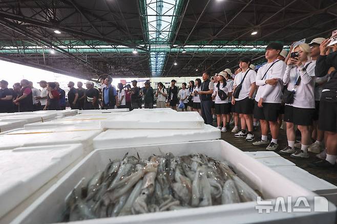 [부산=뉴시스] 김근수 기자 = 2025 대한민국 해양문화대장정에 참가한 대학생들이 15일 부산공동어시장에서 경매를 지켜보고 있다. 해양문화를 직접 체험하고, 해양적 소양(Ocean Literacy)을 고취하기 위한 '2025년 대한민국 해양문화 대장정은 해양수산부가 주최하고, 한국해양재단이 주관하는 이번 대장정은 9일부터 18일까지 9박10일의 일정으로 진행된다. 참가자들은 독도(최동단)와 백령도(최서북단) 등 우리나라 끝단 도서와 주요 해양 영토를 탐방하며 다양한 해양문화와 역사를 체험한다. 2025.07.15. ks@newsis.com