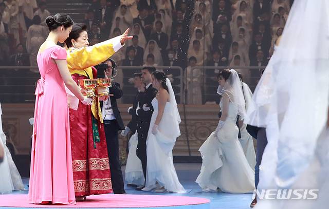 [가평=뉴시스] 이영환 기자 = 한학자 세계평화통일가정연합 총재가 지난 2020년 2월 7일 경기 가평군 청심평화월드센터에서 열린 '2020 천지인참부모 효정 천주축복식겸 천지인참부모 천주성혼 60주년 기념식'에서 신랑신부들에게 성수의식을 하고 있다. (사진=뉴시스DB). 2025.07.18. photo@newsis.com