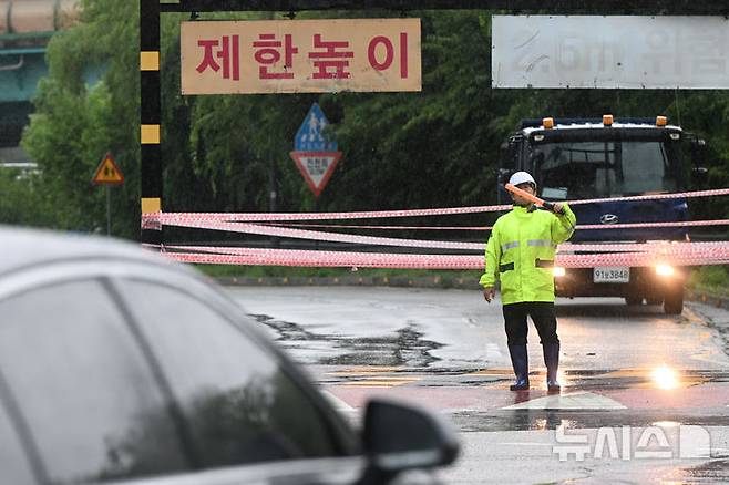 [광주=뉴시스] 박기웅 기자 = 호우경보가 내려진 17일 오후 광주 서구 유촌동 유촌2교 앞에서 광주시 관계자가 교량 하부 도로의 차량 통행을 통제하고 있다. 2025.07.17. pboxer@newsis.com