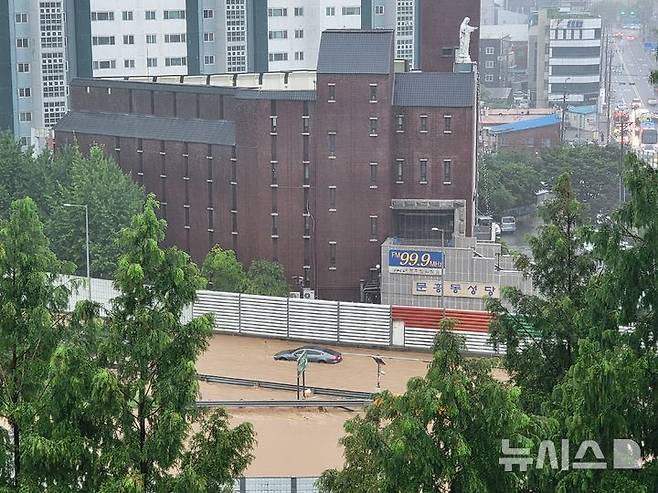 [광주=뉴시스] 이영주 기자 = 광주지역에 시간당 86㎜ 비가 쏟아진 17일 오후 광주 북구 호남고속도로 동광주IC(광주 각화동 방면 출구)가 빗물에 침수돼있다. 2025.07.17. leeyj2578@newsis.com