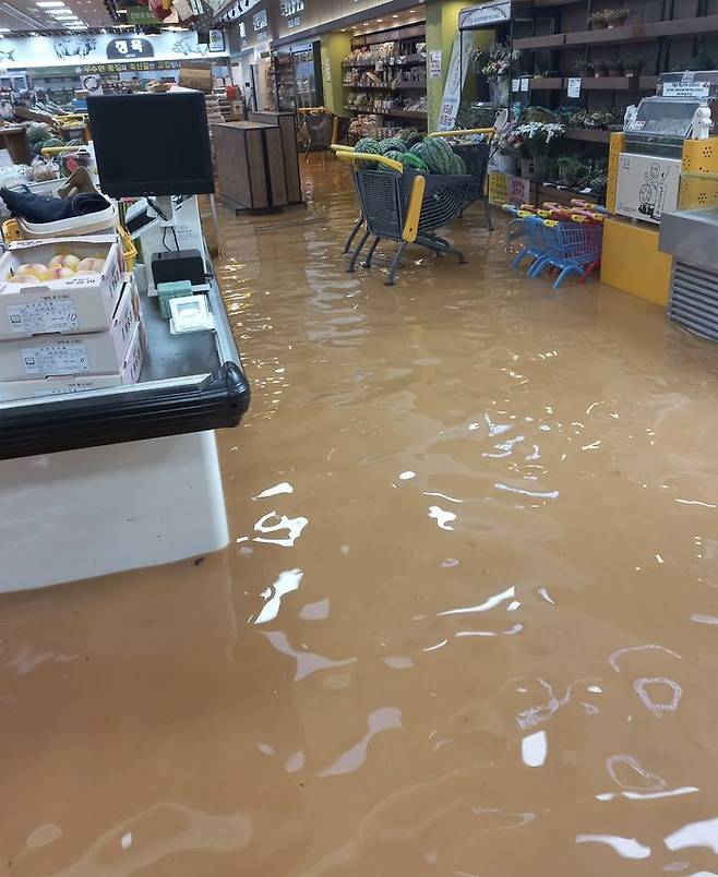 [광주=뉴시스] 17일 오후 광주 북구 한 식료품점이 폭우로 침수돼 내부에 물이 가득 들어차 있는 상태다. (사진=북부소방 제공) 2025.07.17. photo@newsis.com *재판매 및 DB 금지