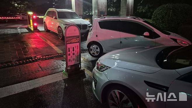 [광주=뉴시스] 변재훈 기자 = 하루 400㎜ 넘는 폭우가 쏟아진 17일 광주 북구 한 아파트단지 입구 통로에 입주민 차량들이 주차돼 있다. 영산강 범람에 따른 지하주차장 침수 위험에 지상 갓길 주차가 전면 허용됐다. 2025.07.17. wisdom21@newsis.com