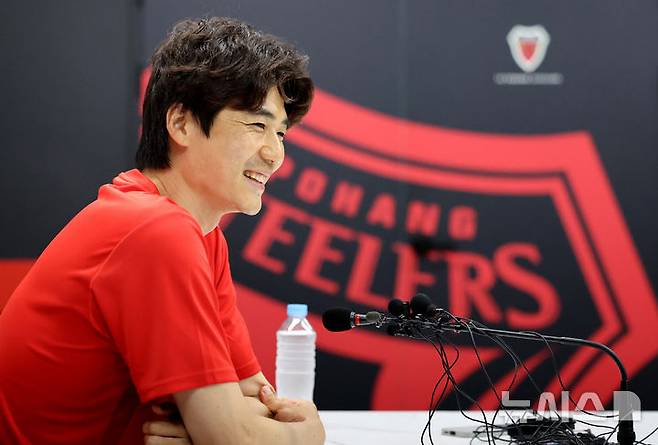 [포항=뉴시스] 이무열 기자 = 지난 4일 경북 포항시 북구 포항스틸러스 송라클럽하우스에서 열린 기성용 입단 미디어데이에서 기성용이 취재진과 인터뷰를 하고 있다. 2025.07.04. lmy@newsis.com