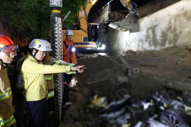 [수원=뉴시스] 김동연 경기도지사가 16일 오후 오산시 서부우회도로 가장교차로 옹벽 붕괴 현장을 둘러보고 있다. (사진=경기도 제공) 2025.07.18. photo@newsis.com *재판매 및 DB 금지