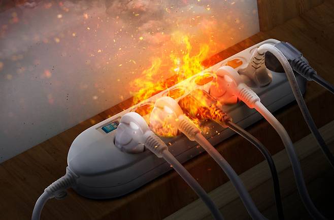 [진주=뉴시스]진주소방서, 여름철 멀티탭·콘센트 화재.(사진=진주소방서 제공).2025.07.18.photo@newsis.com *재판매 및 DB 금지