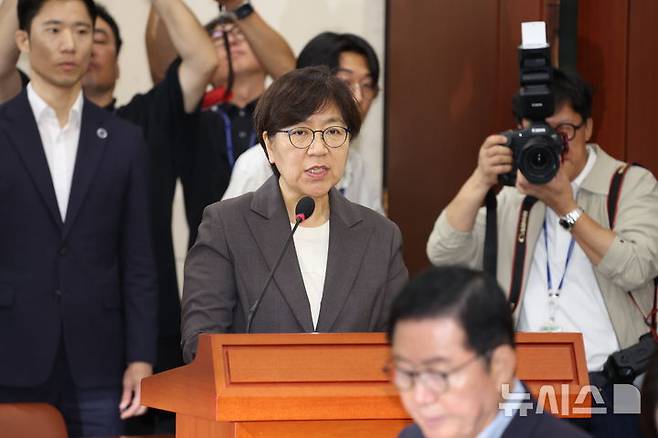 [서울=뉴시스] 고승민 기자 = 정은경 보건복지부 장관 후보자가 18일 서울 여의도 국회 보건복지위원회에서 열린 인사청문회에서 모두발언을 하고 있다. 2025.07.18. kkssmm99@newsis.com