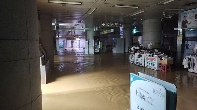 [광주=뉴시스] 류형근 기자 = 광주와 전남지역에 폭우가 내린 가운데 17일 오후 광주 서구 도시철도 상무역이 잠겨 지하철이 무정차 통과하고 있다. 2025.07.17. (사진=광주시청 제공). photo@newsis.com *재판매 및 DB 금지