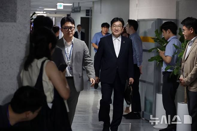 [서울=뉴시스] 조성봉 기자 = 권성동 국민의힘 의원이 18일 서울 여의도 국회 의원회관에서 김건희 특검의 압수수색이 진행중인 자신의 의원실로 이동하고 있다. 2025.07.18. suncho21@newsis.com