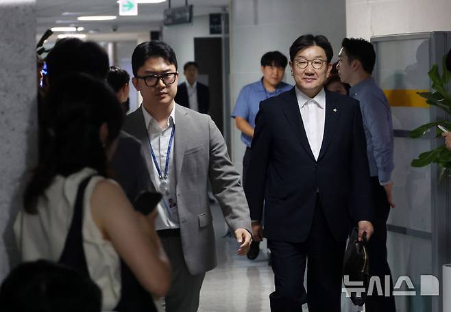[서울=뉴시스] 조성봉 기자 = 권성동 국민의힘 의원이 18일 서울 여의도 국회 의원회관에서 김건희 특검의 압수수색이 진행중인 자신의 의원실로 이동하고 있다. 2025.07.18. suncho21@newsis.com
