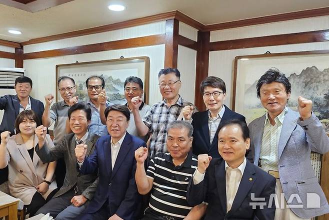 [전주=뉴시스]윤난슬 기자 = 우범기 전주시장은 지난 14일부터 18일까지 이용업·미용업·목욕업 등 공중위생업 관련 3개 단체와 간담회를 열었다고 밝혔다. (사진=전주시 제공) photo@newsis.com