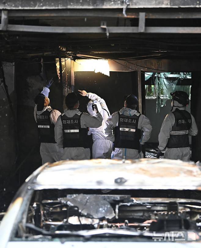 [광명=뉴시스] 김종택 기자 = 경찰과 소방 및 국립과학수사연구원 등 관계자들이 18일 경기 광명시 아파트 화재현장에서 합동감식을 하고 있다. 앞서 지난 17일 오후 9시5분께 이 아파트 주차장 필로티 천장에서 불이나 1명이 숨지고 64명이 부상을 입었다. 2025.07.18. jtk@newsis.com