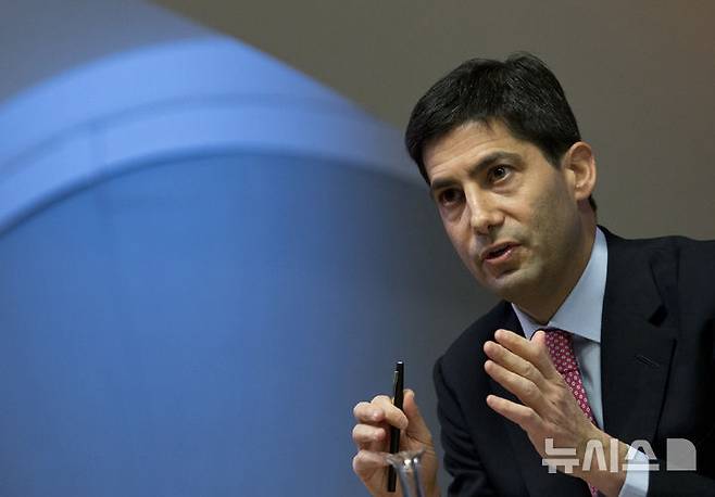 [런던=AP/뉴시스] 케빈 워시 전 연준 이사는 17일(현지 시간) CNBC 방송에 출연해 "연준은 정책 수행 방식에 있어 체제 전환이 필요하다"며 "현재 연준에 있는 인사들은 신뢰를 잃고 있다"고 비판했다. 이어 "연준이 금리 인하를 주저하는 모습은 매우 큰 결점"이라며 "이들은 과거 인플레이션을 제대로 통제하지 못한 실책에 사로잡혀 있다"고 지적했다. 사진은 케빈 워시 전 연방준비제도(Fed·연준) 이사가 2014년 12월11일 영국 런던에서 연설하는 모습. 2025.07.18.