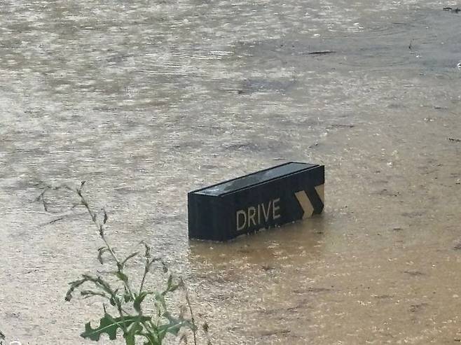 [뉴시스] 윗부분만 겨우 보이는 스타벅스 매장 간판. (출처=X) *재판매 및 DB 금지