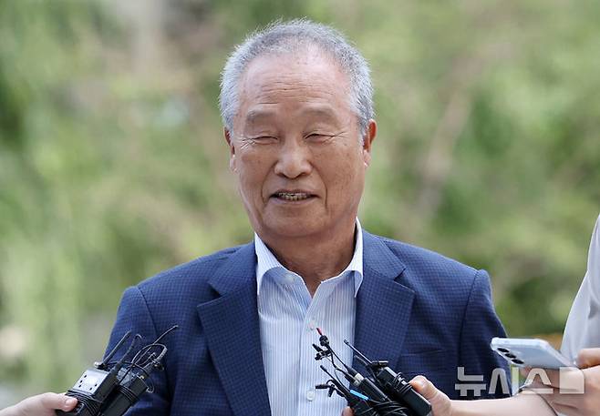 [서울=뉴시스] 조성우 기자 = 조성옥 전 삼부토건 회장이 지난 10일 오전 서울 종로구 KT 광화문빌딩 웨스트에 마련된 김건희 여사 연루 의혹이 제기된 주가조작 사건을 조사하는 민중기 특별검사팀 사무실로 출석하고 있다. 2025.07.18. xconfind@newsis.com