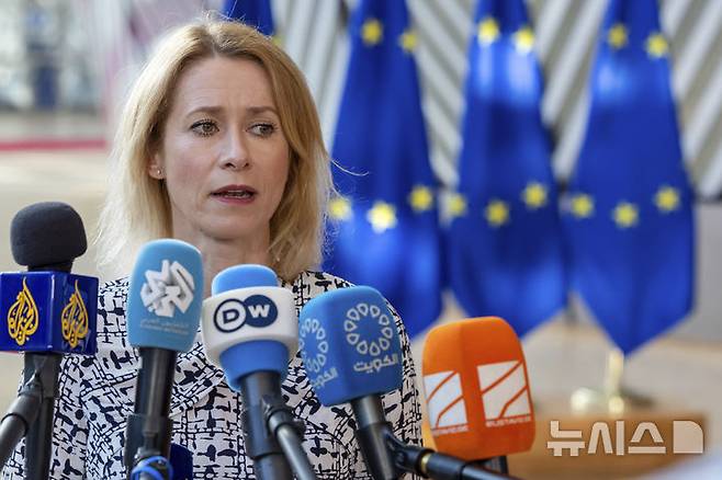 [브뤼셀=AP/뉴시스] 카야 칼라스 유럽연합(EU) 외교안보 고위대표가 15일 벨기에 브뤼셀 EU 이사회 건물에서 취재진들과 대화하고 있다. 유럽연합(EU)이 유가 상한선을 더욱 낮추고, 노르트스트림 가스관을 통한 거래 금지, 그림자 함대 포획 등 우크라이나와의 전쟁과 관련해 러시아에 대한 새로운 제재안을 18일 승인했다고 카자 칼라스 EU 외교안보 고위 대표가 밝혔다. 2025.07.18.